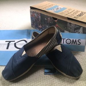 ⭐️ TOMS 2-tone size 8.5 ⭐️